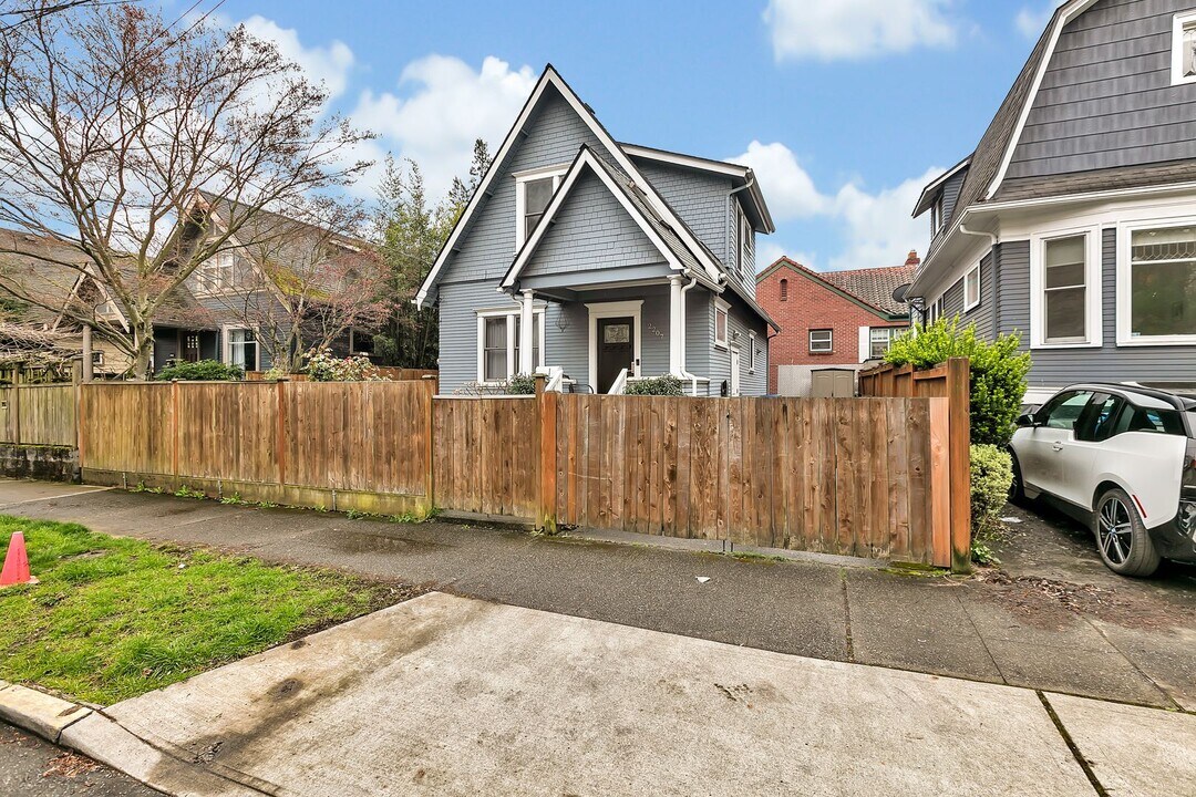 2207 E Olive St in Seattle, WA - Building Photo