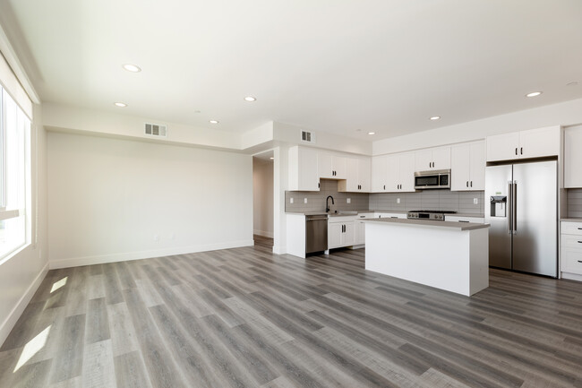 857 N Hayworth Ave in Los Angeles, CA - Building Photo - Interior Photo