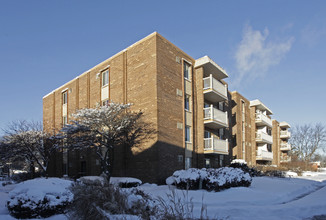 Greenbrier Apartments in Arlington Heights, IL - Building Photo - Building Photo