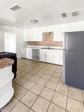 1207 E Scharbauer St in Hobbs, NM - Building Photo - Building Photo