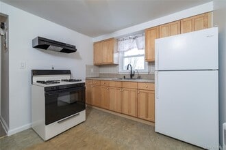 44 Jefferson Ave in Lynbrook, NY - Building Photo - Building Photo