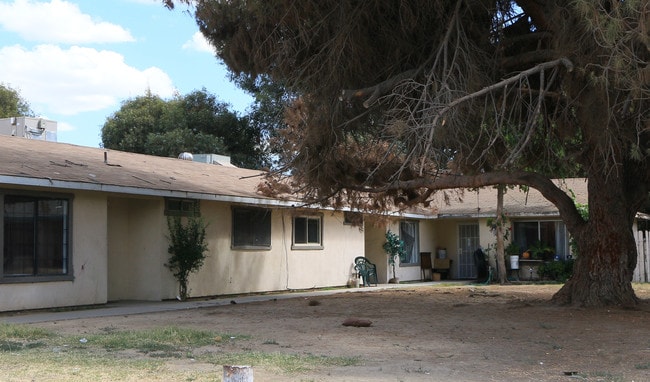 1121 Roselawn Ave in Modesto, CA - Foto de edificio - Building Photo