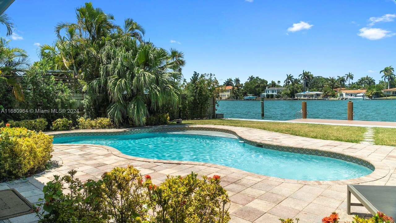 7536 W Treasure Dr in North Bay Village, FL - Foto de edificio