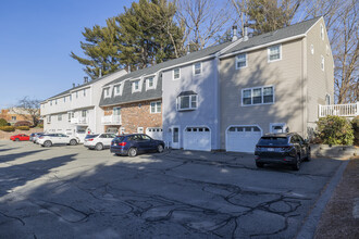 Oak Knoll Condominiums in Dracut, MA - Building Photo - Building Photo