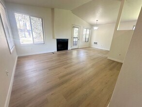 7060 SW Montauk Cir in Lake Oswego, OR - Building Photo - Building Photo