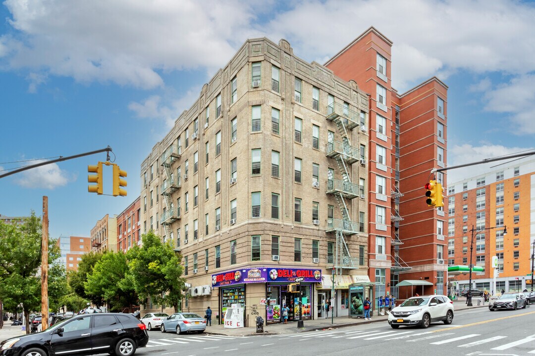 399 E 160th St in Bronx, NY - Building Photo