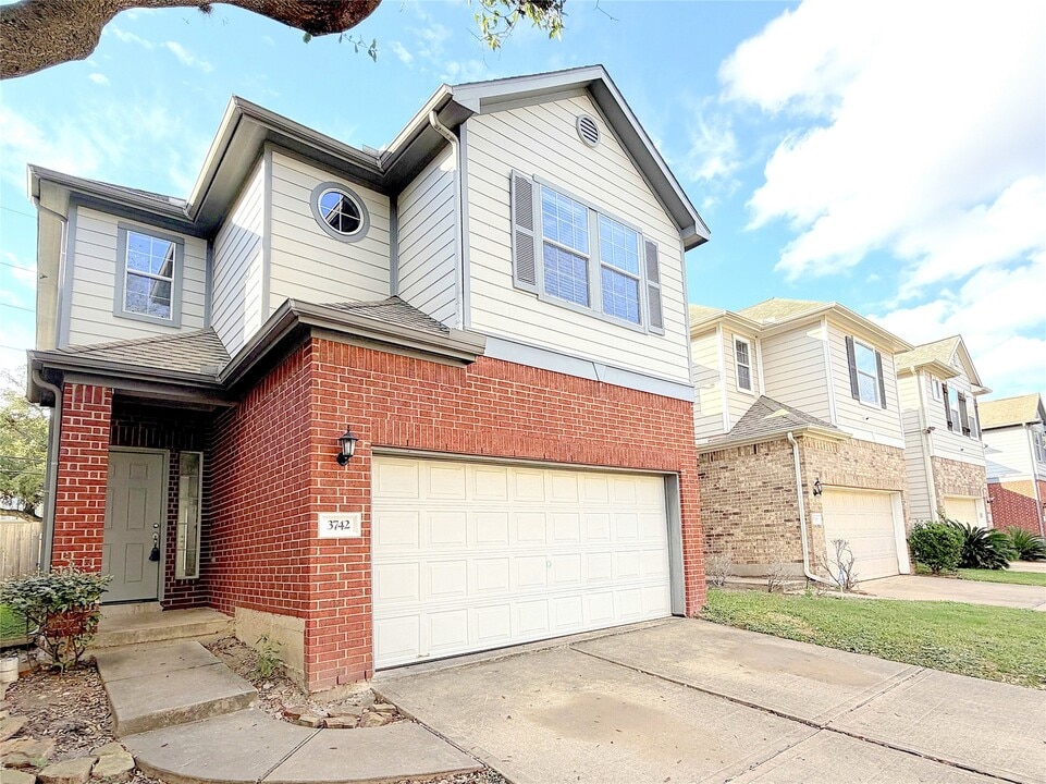 3742 W Ashford Villa Ln in Houston, TX - Foto de edificio