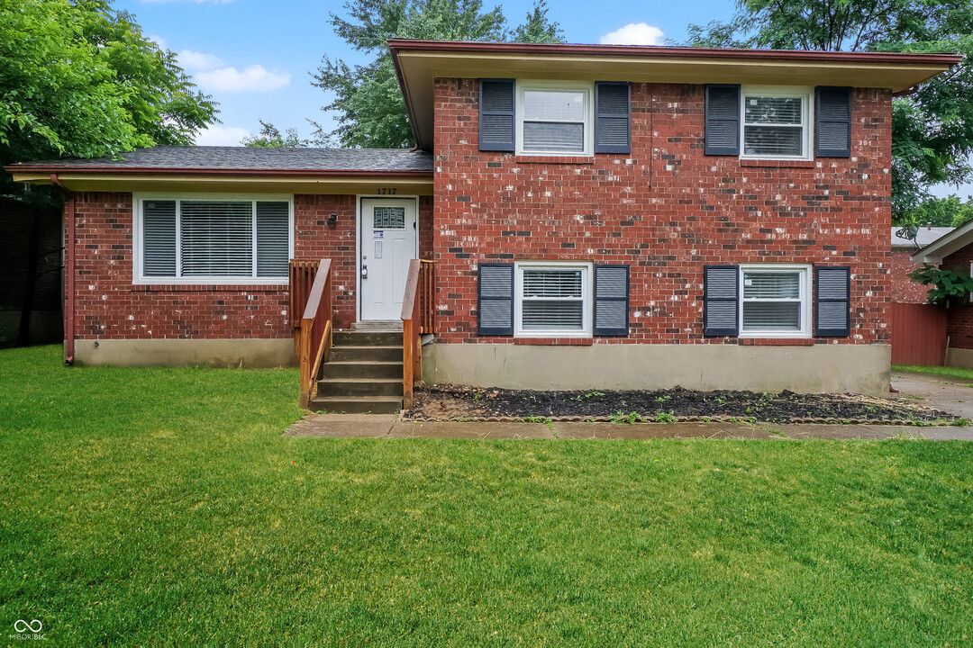 1717 Birchbark Ln in Jeffersonville, IN - Foto de edificio