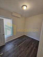 8231 S Saginaw Ave in Chicago, IL - Building Photo - Building Photo