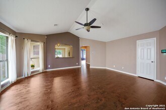 9010 Hilltop Crossing Dr in San Antonio, TX - Building Photo - Building Photo