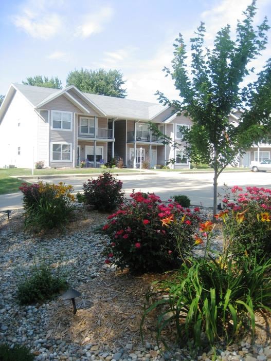 Cedar Creek Estates in Highland, IL - Building Photo