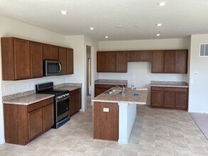 13056 Hartswood Dr in Fishers, IN - Building Photo - Building Photo