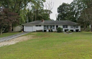 1639 Bulgarmarsh Rd in Tiverton, RI - Building Photo