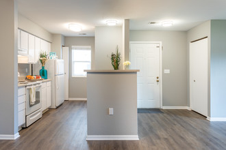 Lakestone Apartments in Ann Arbor, MI - Building Photo - Interior Photo