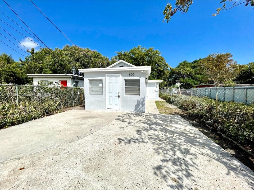 800 NW 3rd Terrace in Hallandale Beach, FL - Building Photo