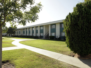 North Park Apartments in Bakersfield, CA - Building Photo - Building Photo