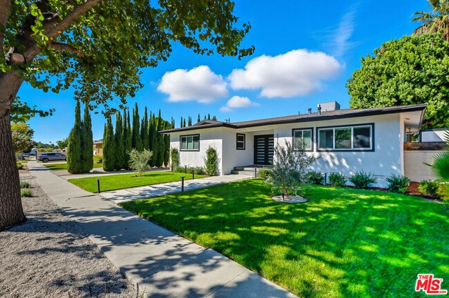 19153 Bessemer St in Los Angeles, CA - Building Photo - Building Photo