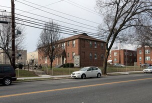 River East-Wheeler Road in Washington, DC - Building Photo