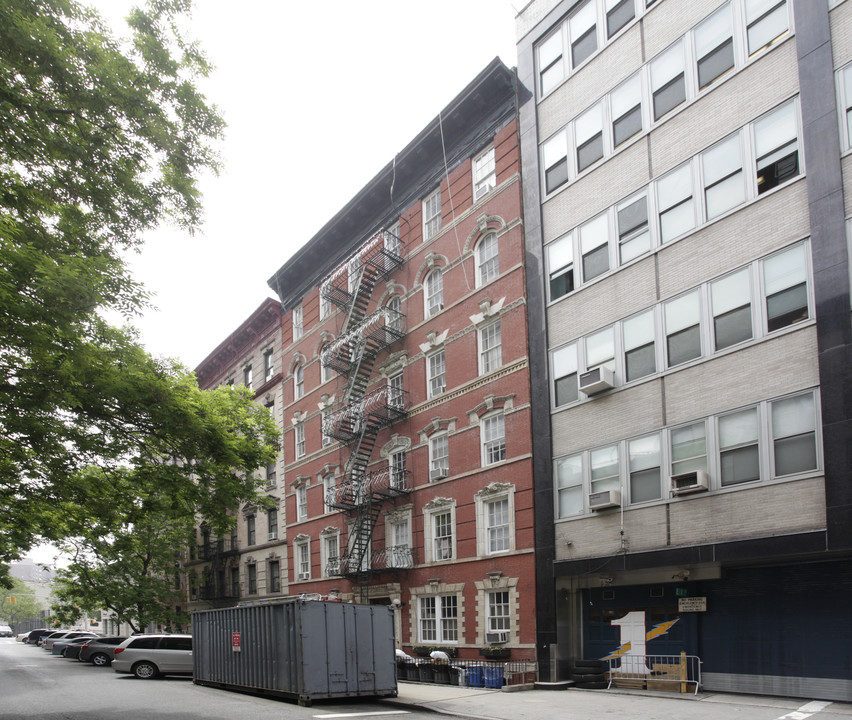 240 E 21st St in New York, NY - Building Photo