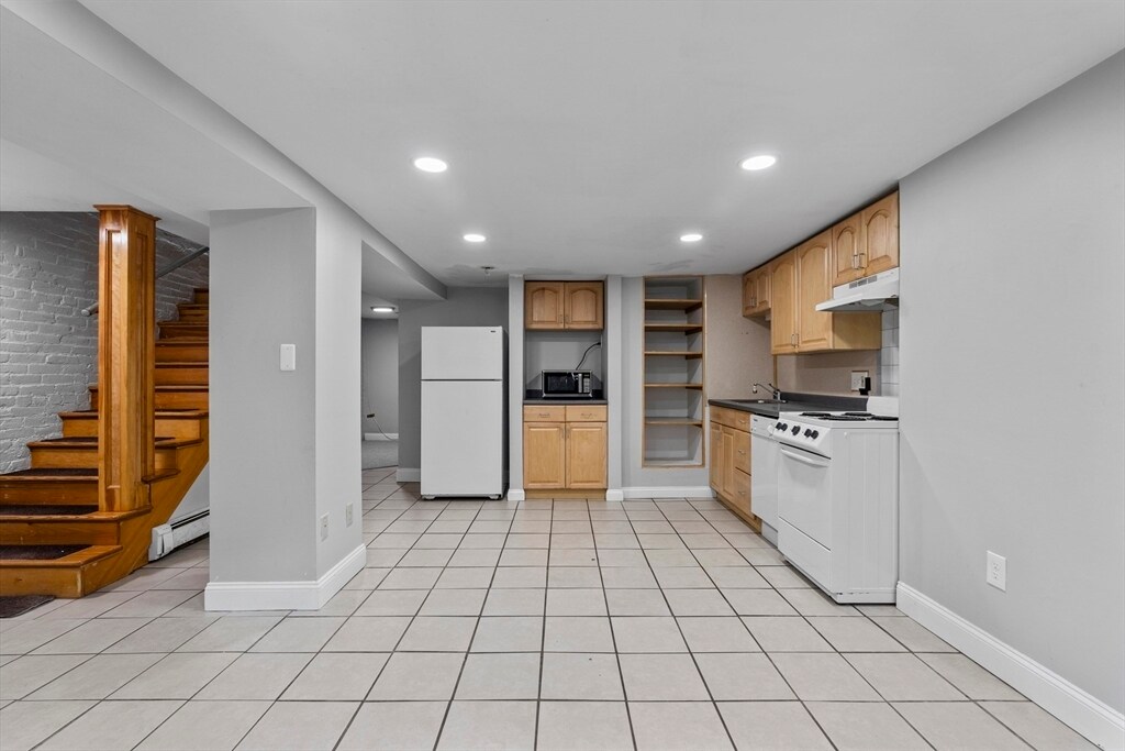 110 W 3rd St, Unit 1 in Boston, MA - Building Photo