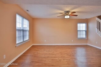 6736 Arbor Creek Dr in Louisville, KY - Foto de edificio - Building Photo