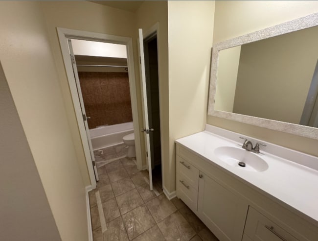 646 S Hawley Rd, Unit 206 in Milwaukee, WI - Foto de edificio - Building Photo