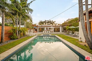 826 N Kilkea Dr in Los Angeles, CA - Building Photo