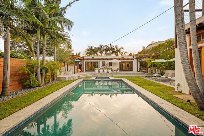 property at 826 N Kilkea Dr