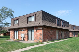 Creekbend & Chase Townhomes in Delaware, OH - Building Photo - Building Photo
