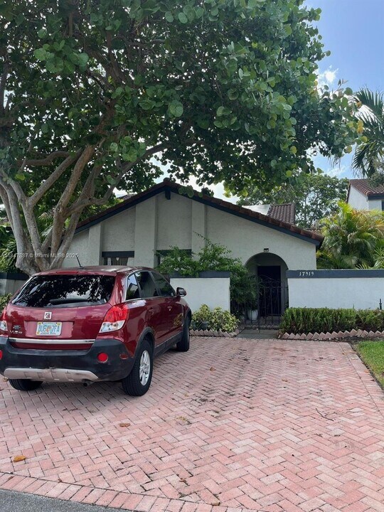 17919 NW 66th Ct in Hialeah, FL - Building Photo