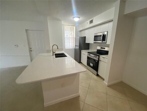 2091 Renaissance Blvd in Miramar, FL - Foto de edificio - Building Photo