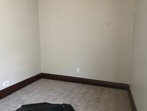 8003 S Marquette Ave in Chicago, IL - Building Photo - Building Photo