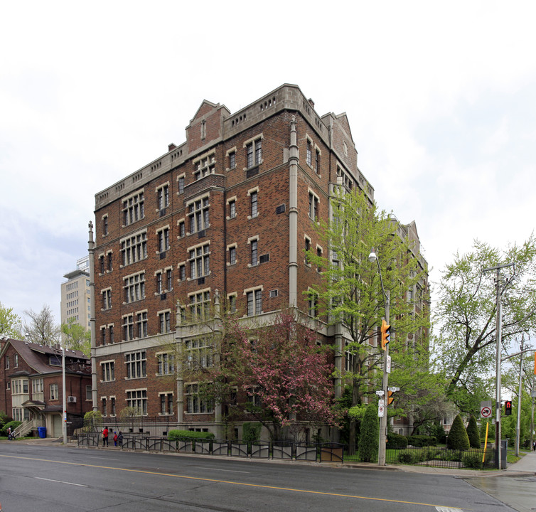 150 Balmoral Ave in Toronto, ON - Building Photo