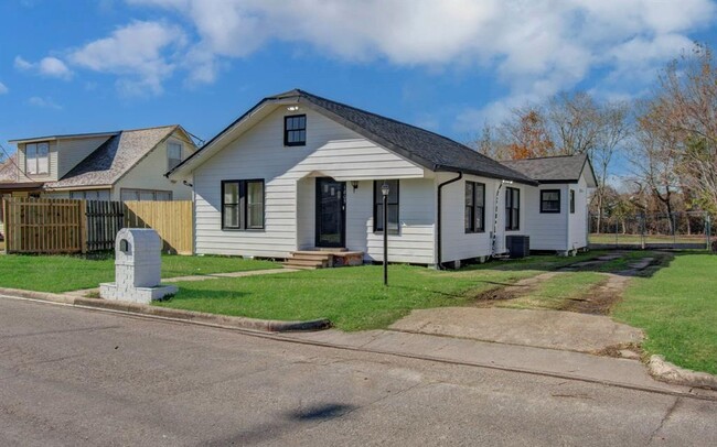 1805 Maryland St in Baytown, TX - Building Photo - Building Photo