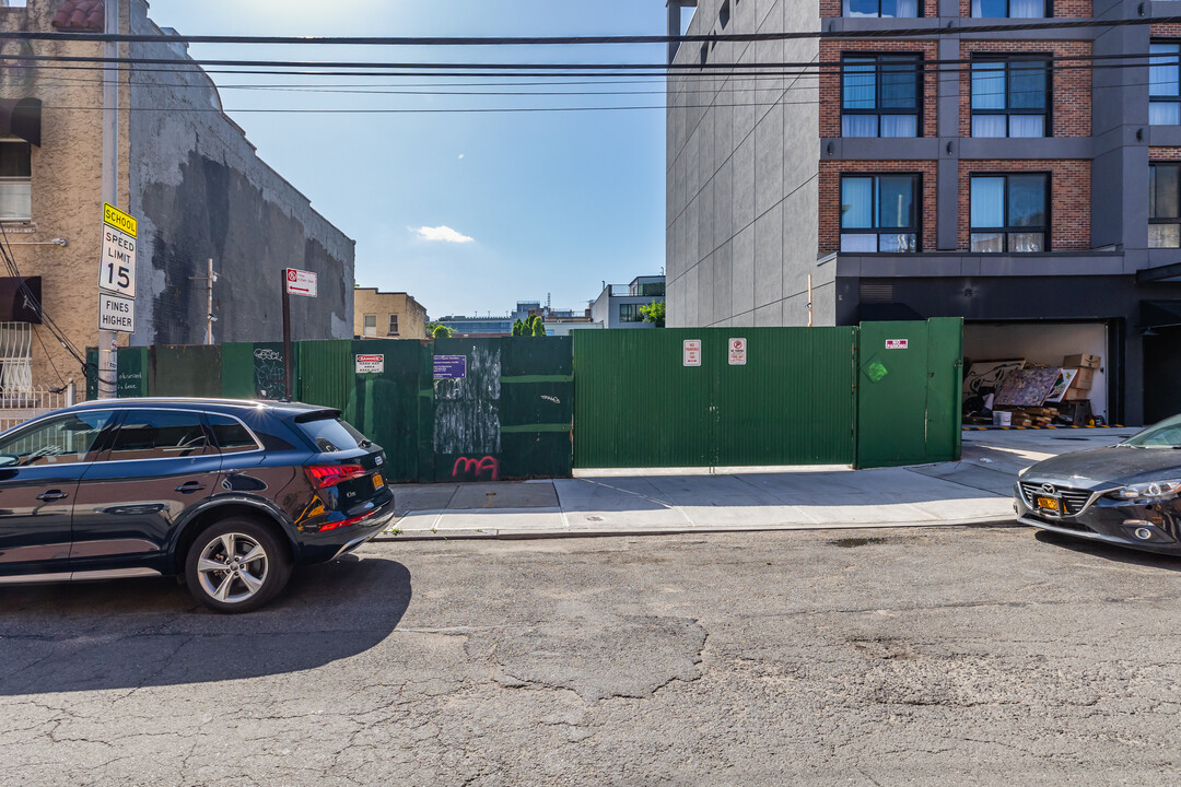 39-25 27th St in Long Island City, NY - Building Photo