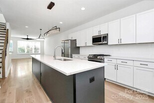 1919 W Trade St in Charlotte, NC - Building Photo