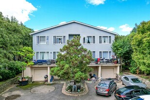 147-149 Meadow Ln in New Rochelle, NY - Building Photo