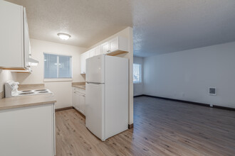 Salem Parkway Apartments in Salem, OR - Building Photo - Interior Photo