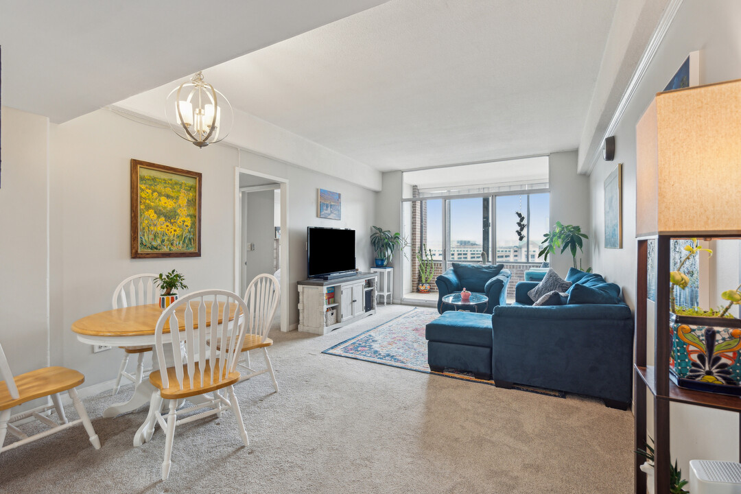 14 Lockwood Dr, Unit 7J in Charleston, SC - Building Photo