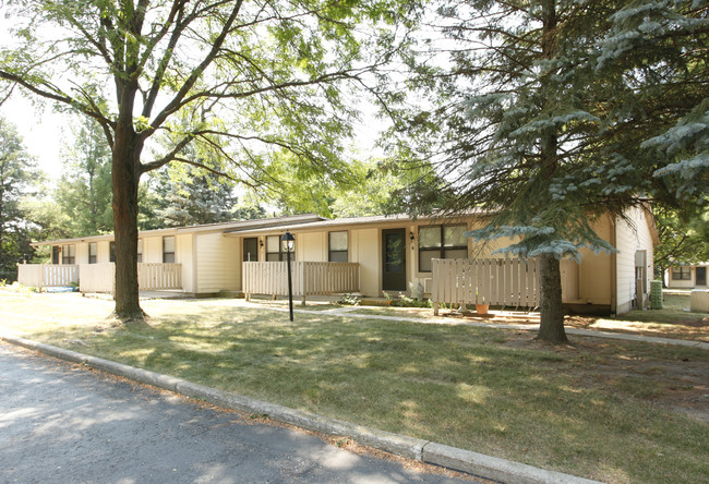 Montgomery Court Apartments in Haslett, MI - Foto de edificio - Building Photo