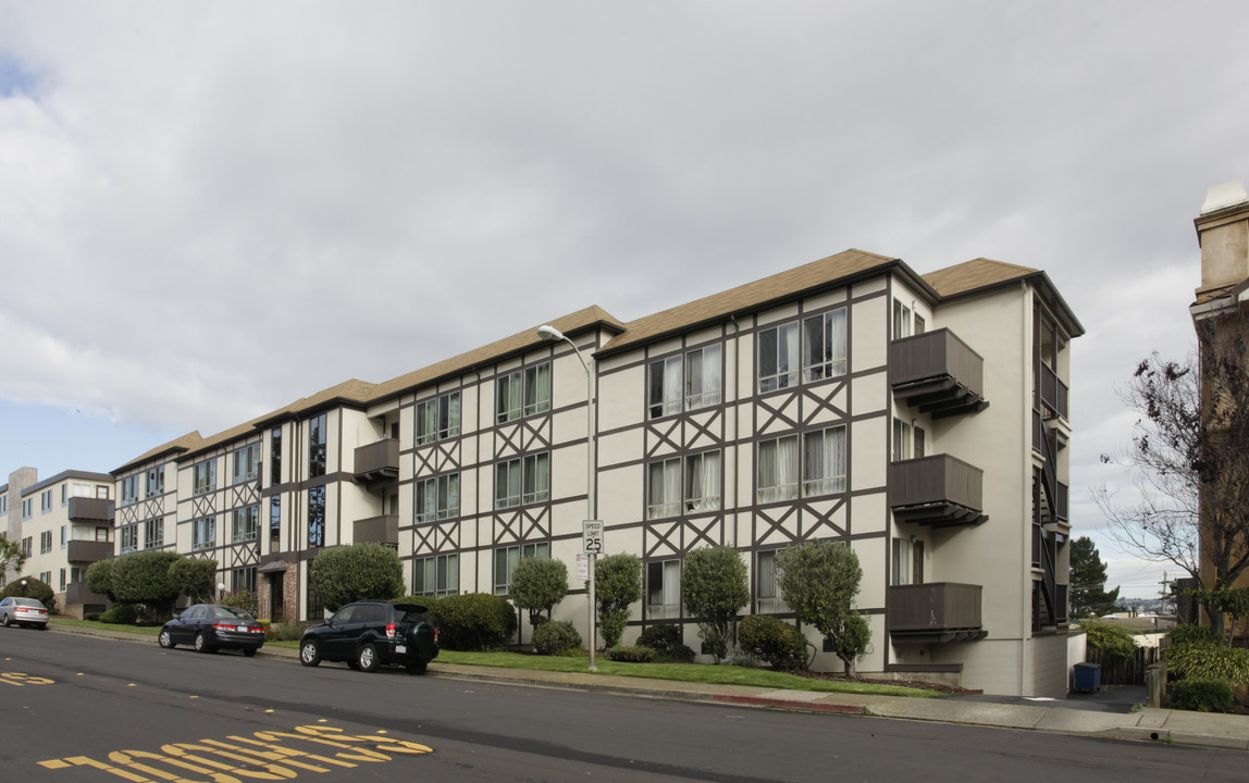 Eastmoor Apartments in Daly City, CA - Building Photo