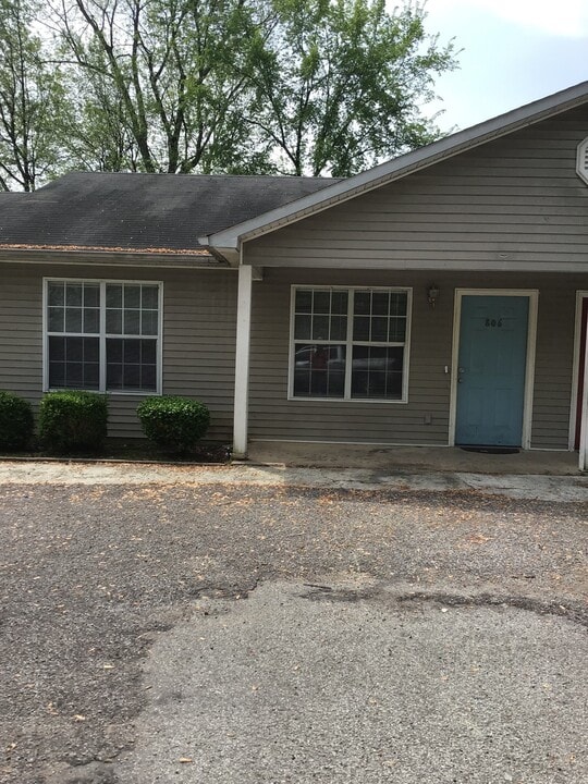806 N McLemore Ave in Brownsville, TN - Building Photo