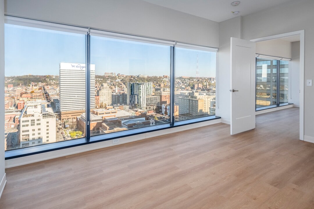 7 West 7th Apartments in Cincinnati, OH - Building Photo