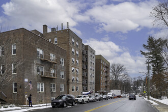 595 Mclean Ave in Yonkers, NY - Foto de edificio - Building Photo