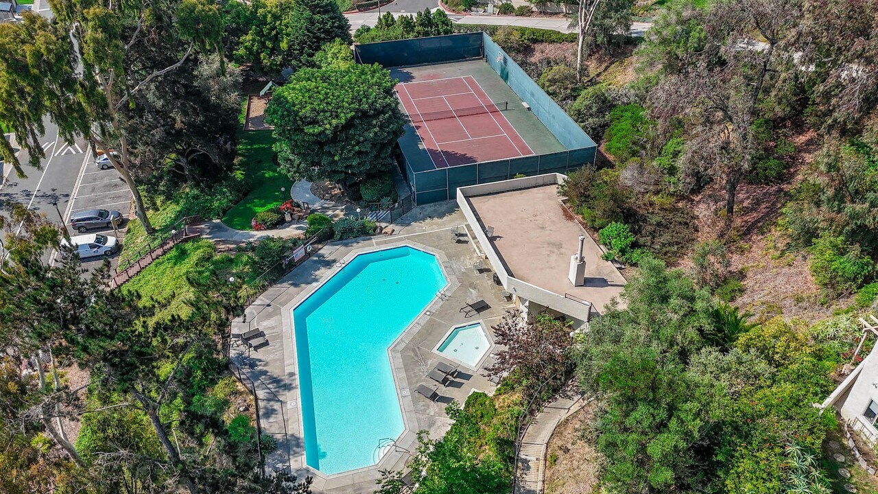 8946 Caminito Verano in San Diego, CA - Foto de edificio