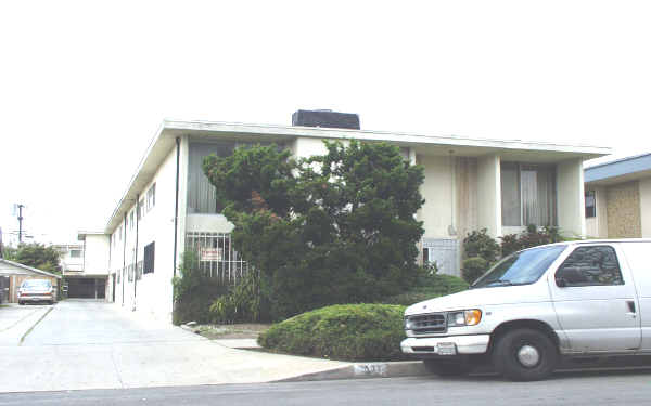 537 S Flower St in Inglewood, CA - Building Photo