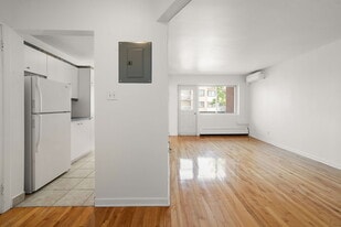 2775 De Kent Av in Montréal, QC - Building Photo