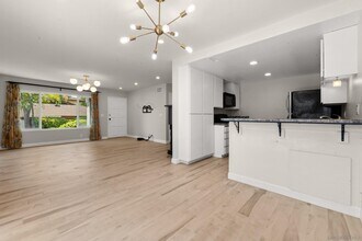 9851 Caminito Cuadro in San Diego, CA - Building Photo - Building Photo