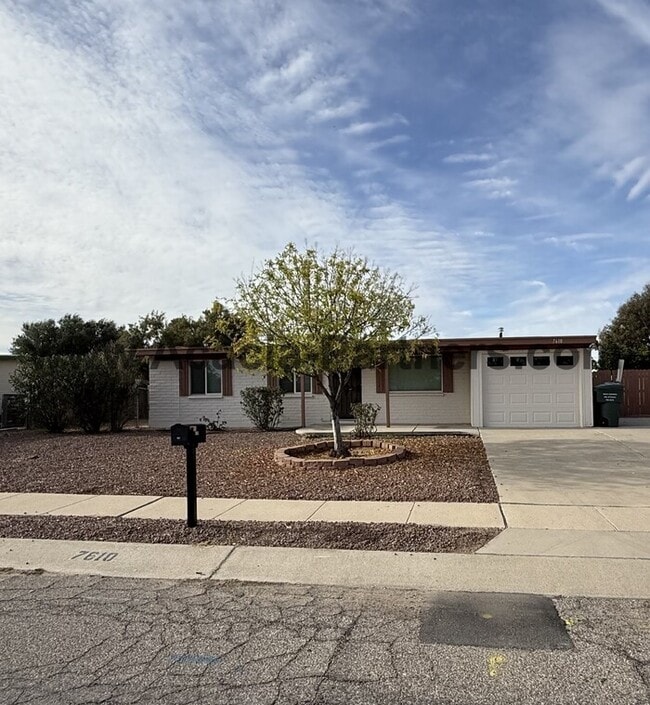 7610 E Tulip Tree St in Tucson, AZ - Building Photo - Building Photo