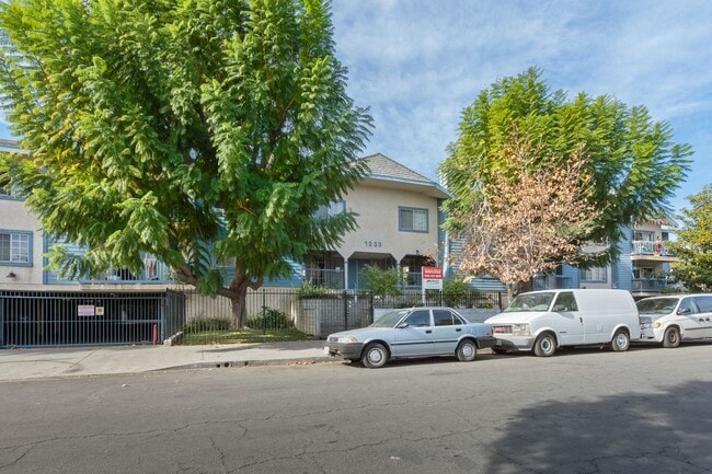 7233 Loma Verde Ave in Los Angeles, CA - Foto de edificio - Building Photo